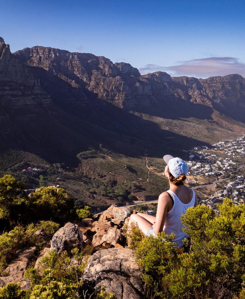 Widok na miasto i góry Gruzji z punktu widokowego podczas wyprawy Nomads