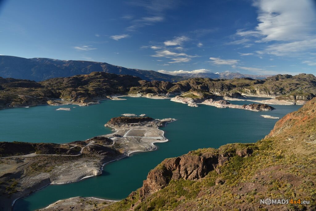 Górskie jezioro otoczone skalistymi wzgórzami i górami