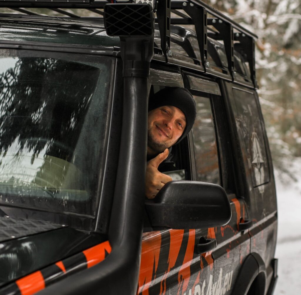 Uczestnik firmowej wyprawy Nomads w samochodzie terenowym podczas trasy off-road