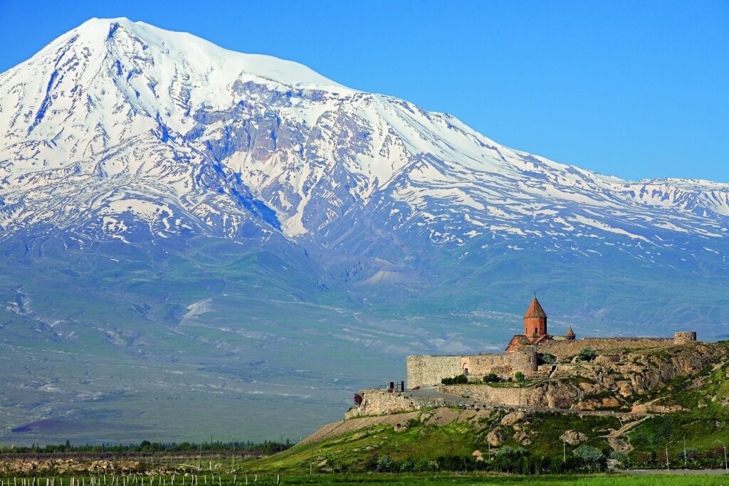 Klasztor w Armenii z górą Ararat w tle podczas firmowej wyprawy Nomads