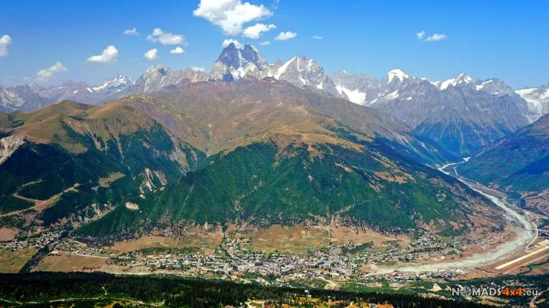 Górski krajobraz i dolina podczas integracyjnej wyprawy firmowej