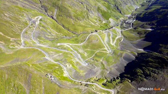 Górska trasa off-road pokonywana konwojem podczas wyjazdu firmowego Nomads