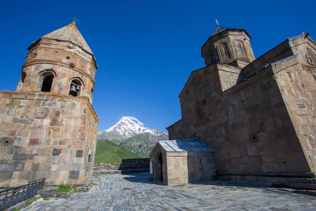 Kamienny kościół w górskim krajobrazie Gruzji podczas podróży Nomads