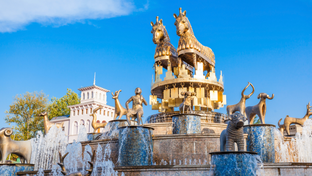 Fontanna Kolchidy to jeden z najbardziej rozpoznawalnych symboli Kutaisi, zdobiący centralny plac Dawida Agmaszenebeli od 2011 roku. Konstrukcja składa się z 30 pozłacanych figur, które są powiększonymi kopiami starożytnej biżuterii i rzeźb odnalezionych przez archeologów w regionie Wschodniej Gruzji. Centralne miejsce zajmuje postać Tamady (mistrza ceremonii), otoczona przez sylwetki zwierząt takich jak konie, jelenie i lwy, nawiązujące do bogatego dziedzictwa mitycznego królestwa Kolchidy.