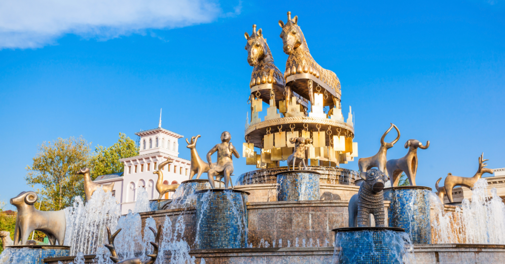 Fontanna Kolchidy to jeden z najbardziej rozpoznawalnych symboli Kutaisi, zdobiący centralny plac Dawida Agmaszenebeli od 2011 roku. Konstrukcja składa się z 30 pozłacanych figur, które są powiększonymi kopiami starożytnej biżuterii i rzeźb odnalezionych przez archeologów w regionie Wschodniej Gruzji. Centralne miejsce zajmuje postać Tamady (mistrza ceremonii), otoczona przez sylwetki zwierząt takich jak konie, jelenie i lwy, nawiązujące do bogatego dziedzictwa mitycznego królestwa Kolchidy.