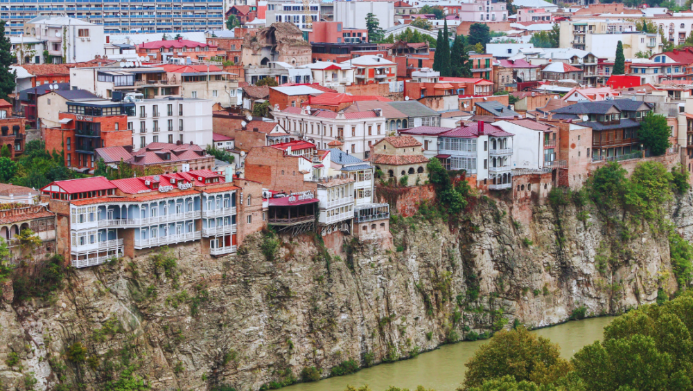 Widok na dzielnicę Metechi w Tbilisi.