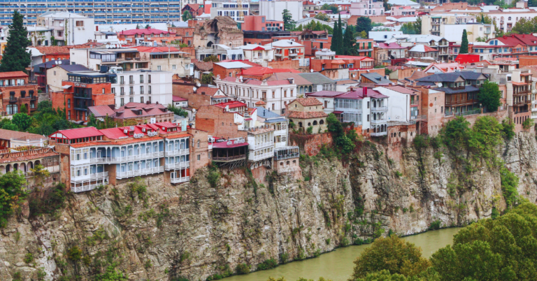 Widok na dzielnicę Metechi w Tbilisi.
