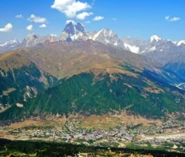 Górski krajobraz i dolina podczas integracyjnej wyprawy firmowej