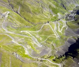 Górska trasa off-road pokonywana konwojem podczas wyjazdu firmowego Nomads