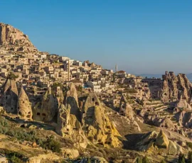 Skalna miejscowość i formacje wulkaniczne w regionie Indii podczas podróży Nomads